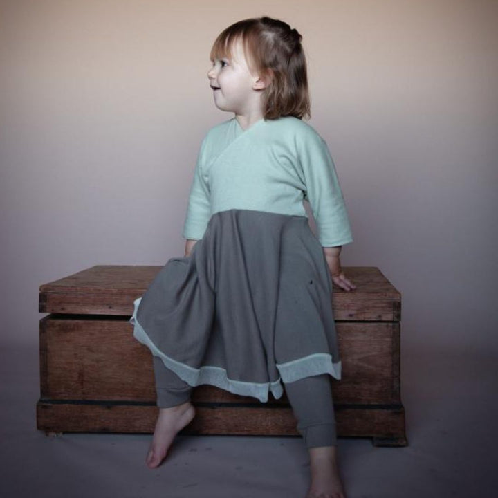 FRAMBUESO leggings in Acorn Brown — worn by a child