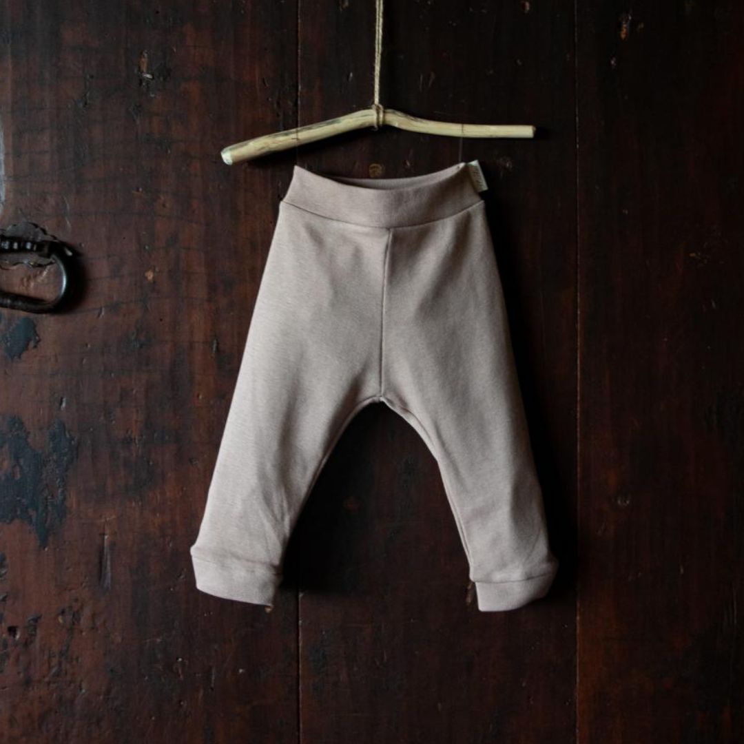 FRAMBUESO leggings in Cinnamon — garment photograph