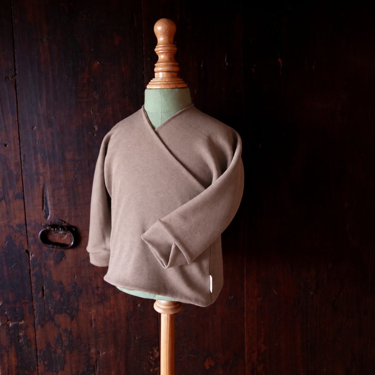 HAZEL double-layer shirt in Cinnamon on a mannequin