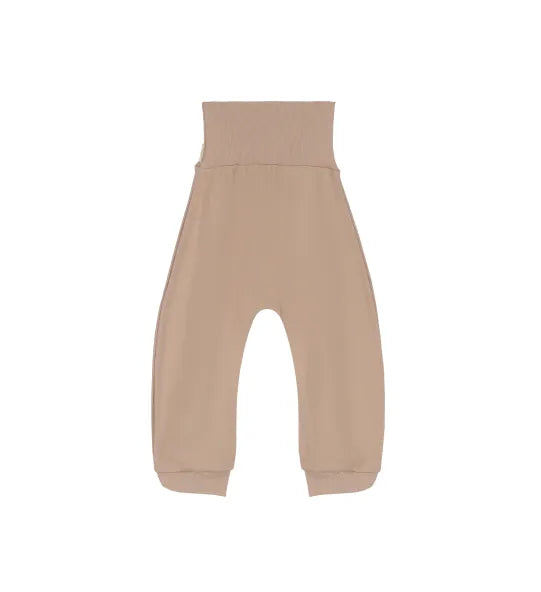 Baby trousers designed for easy movement