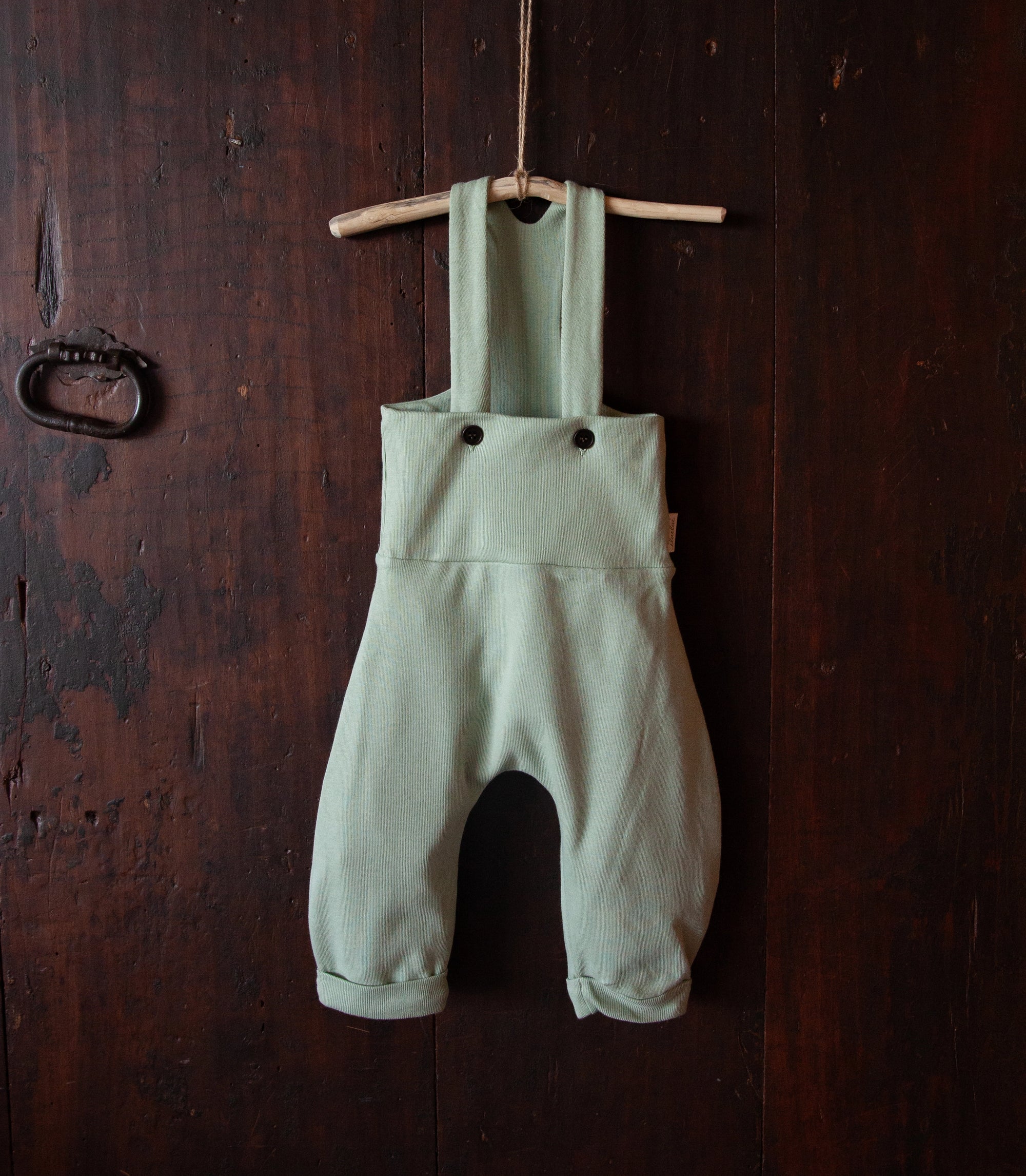 Classic organic baby romper with breathable fabric