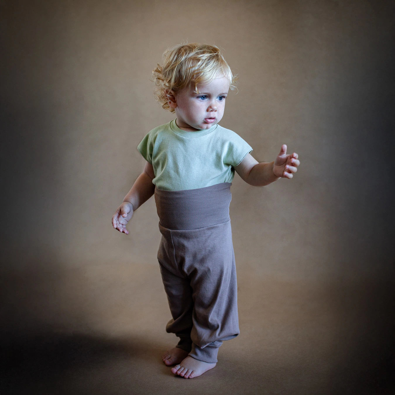 Durable pants in organic fiber for exploring kids