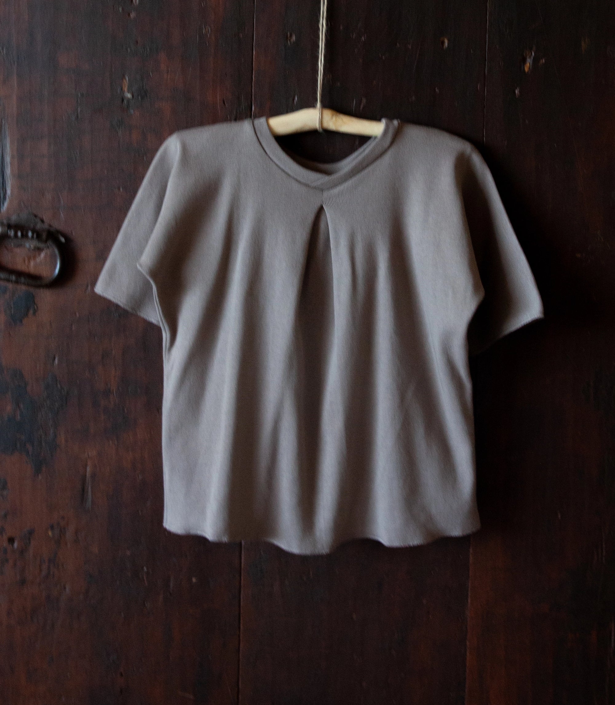 Gender-neutral organic cotton shirt for kids