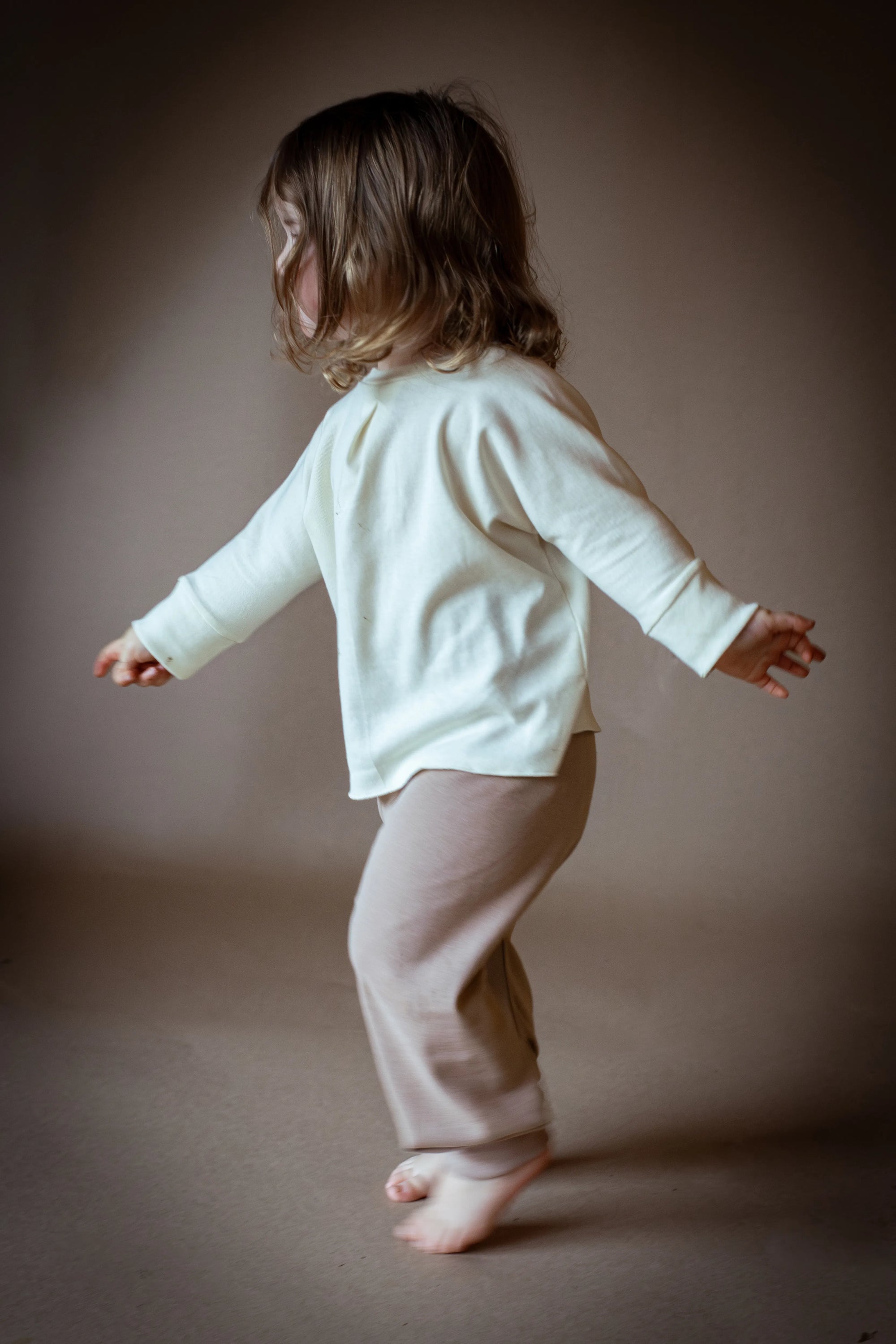 Gender-neutral organic cotton shirt with natural dyes