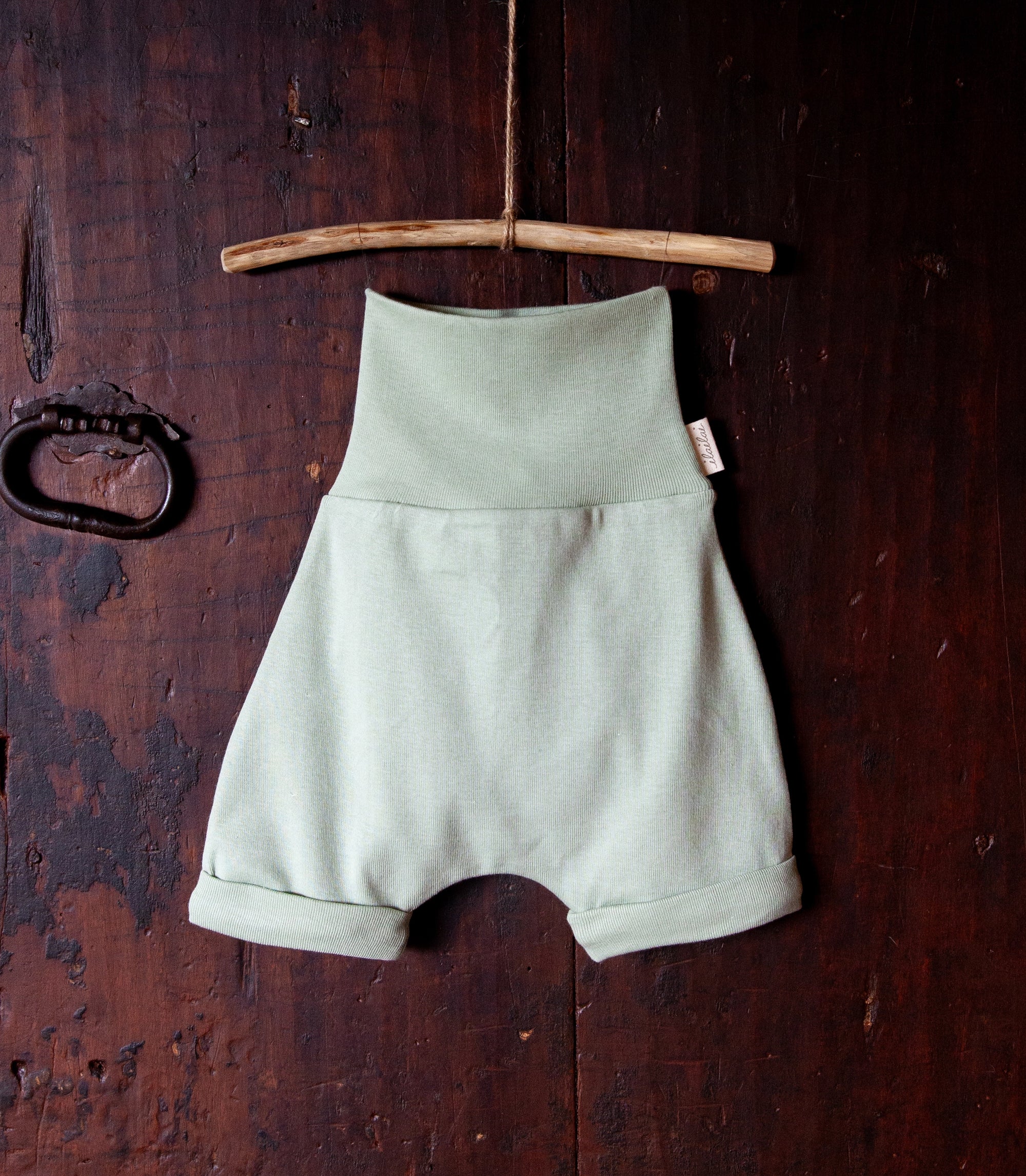 Gender-neutral organic pants for kids