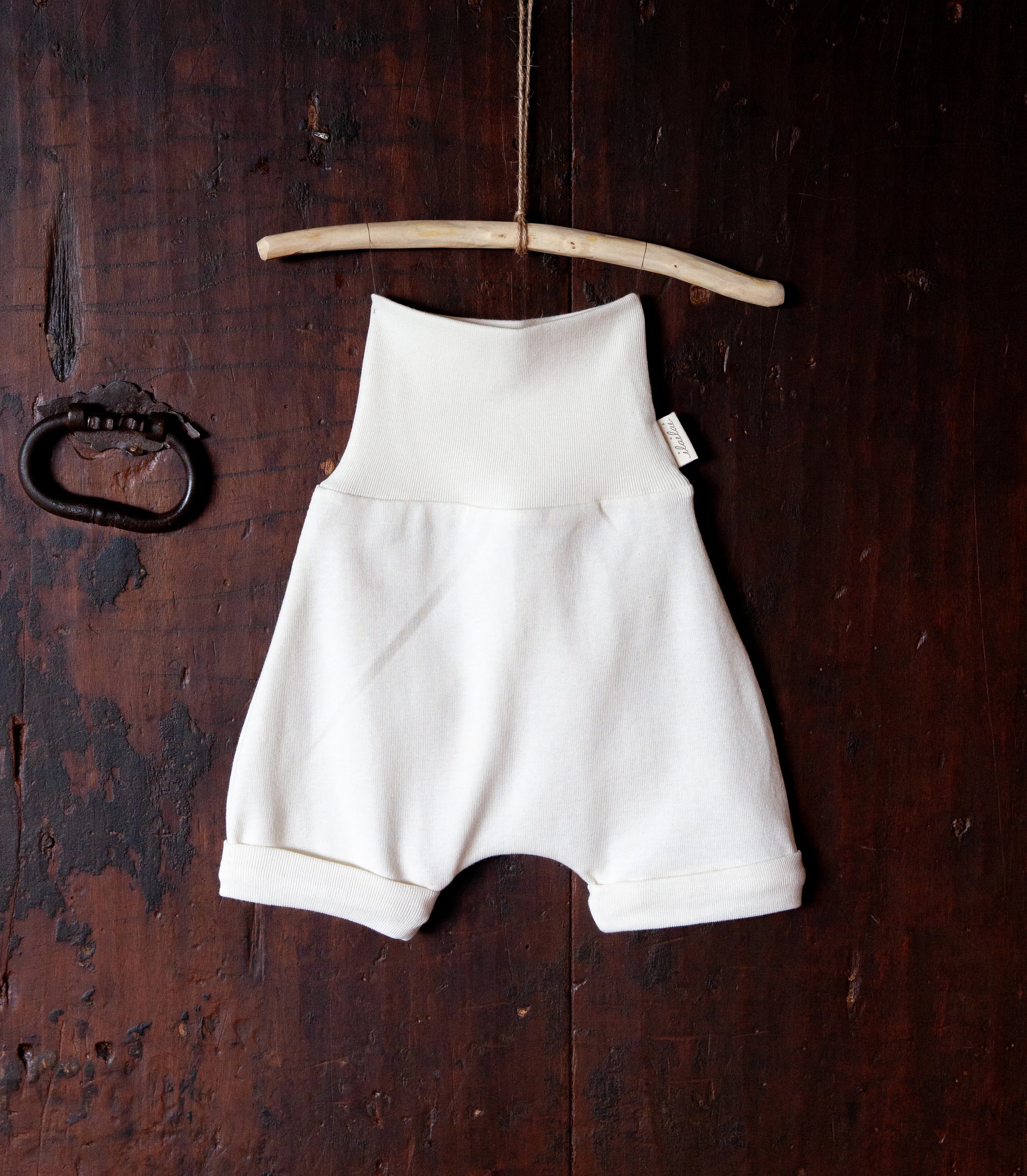Gentle organic trousers for growing babies