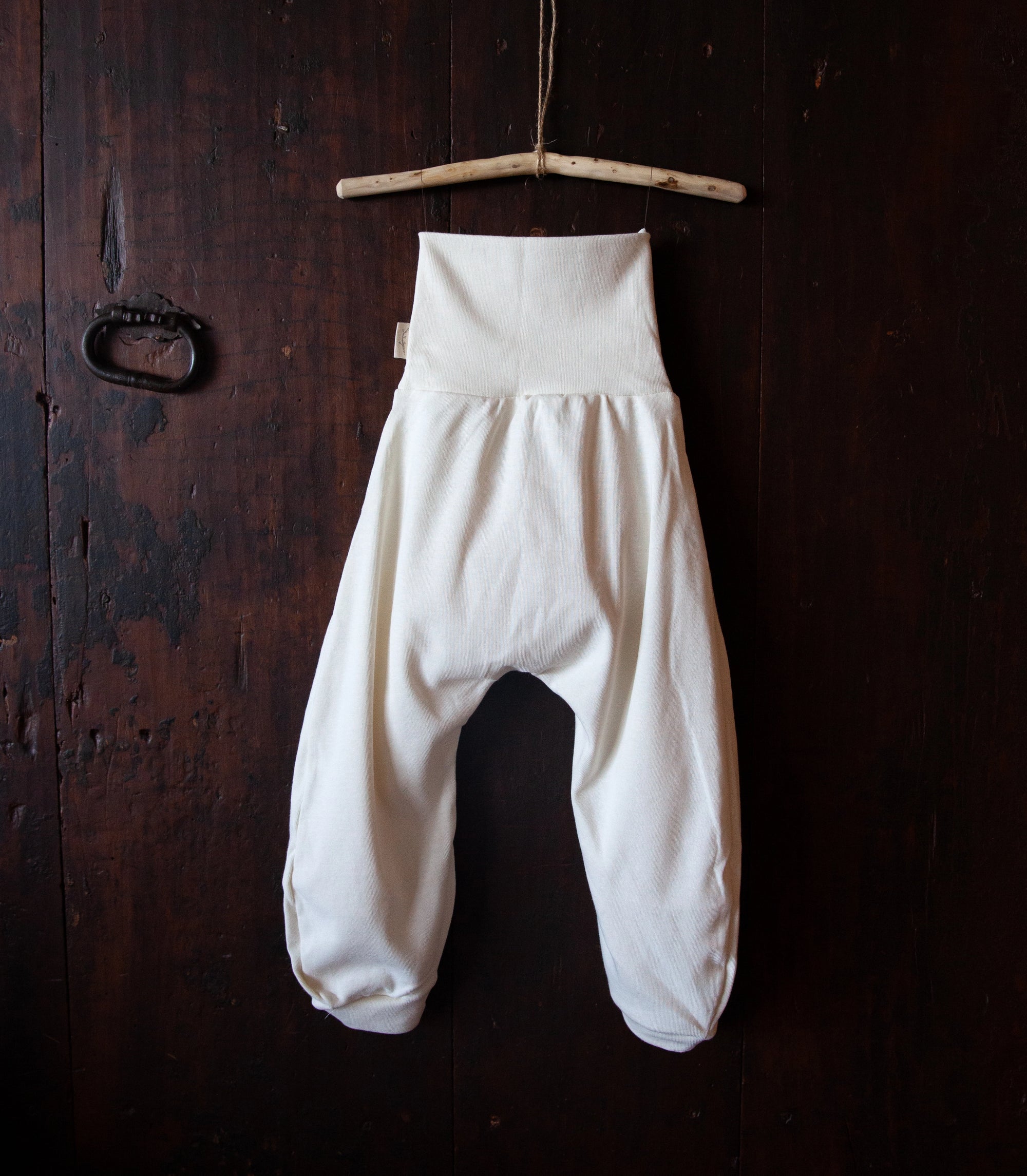 Natural-dyed organic cotton pants for sensitive skin