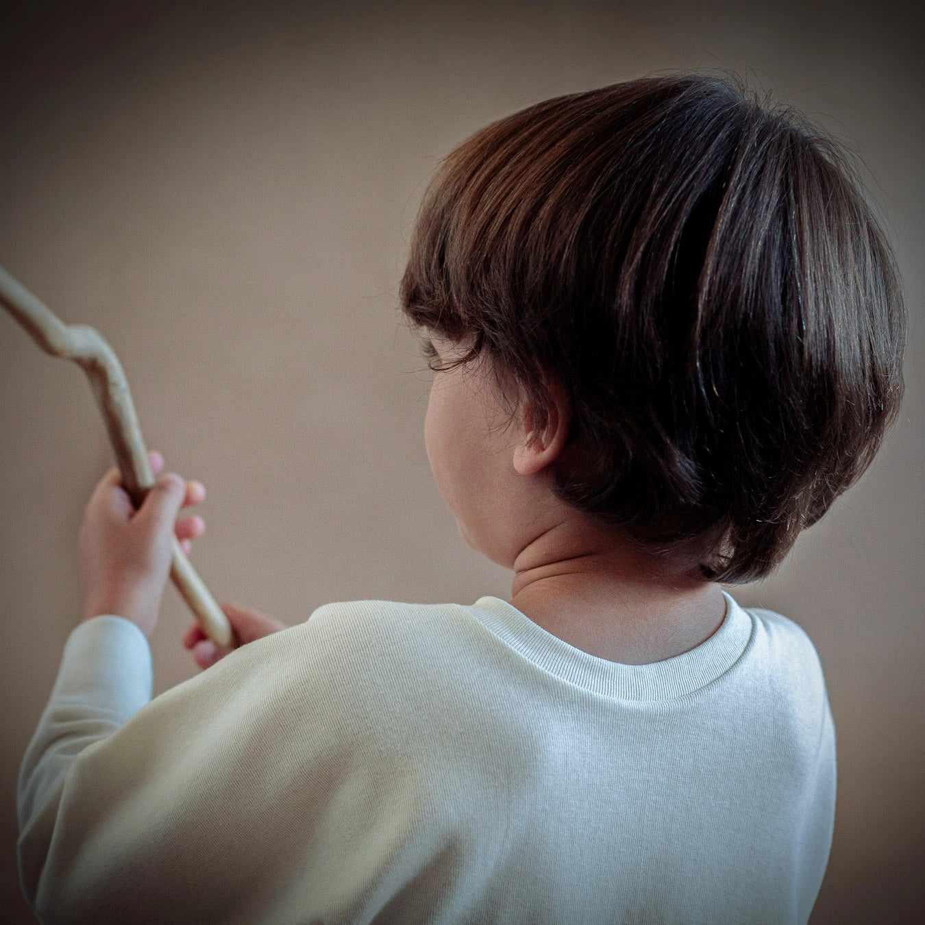 Naturally-dyed shirt for sensitive infants