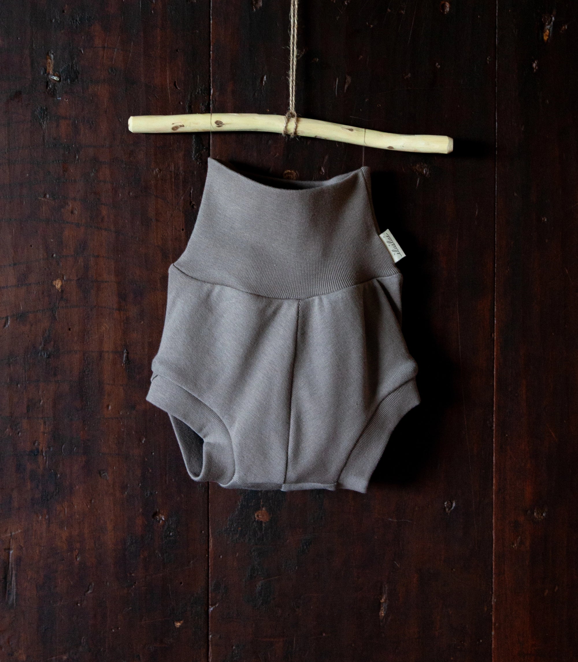 Organic cotton short designed for active babies
