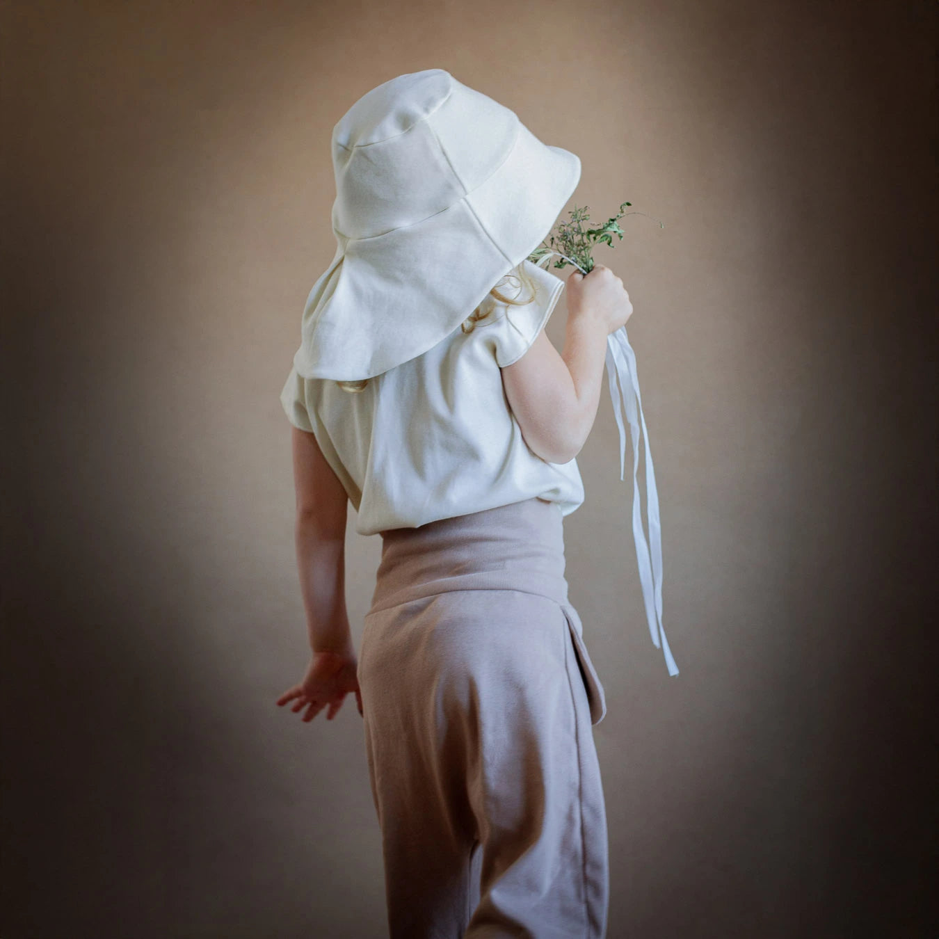 Plant-dyed natural trousers for comfort and style