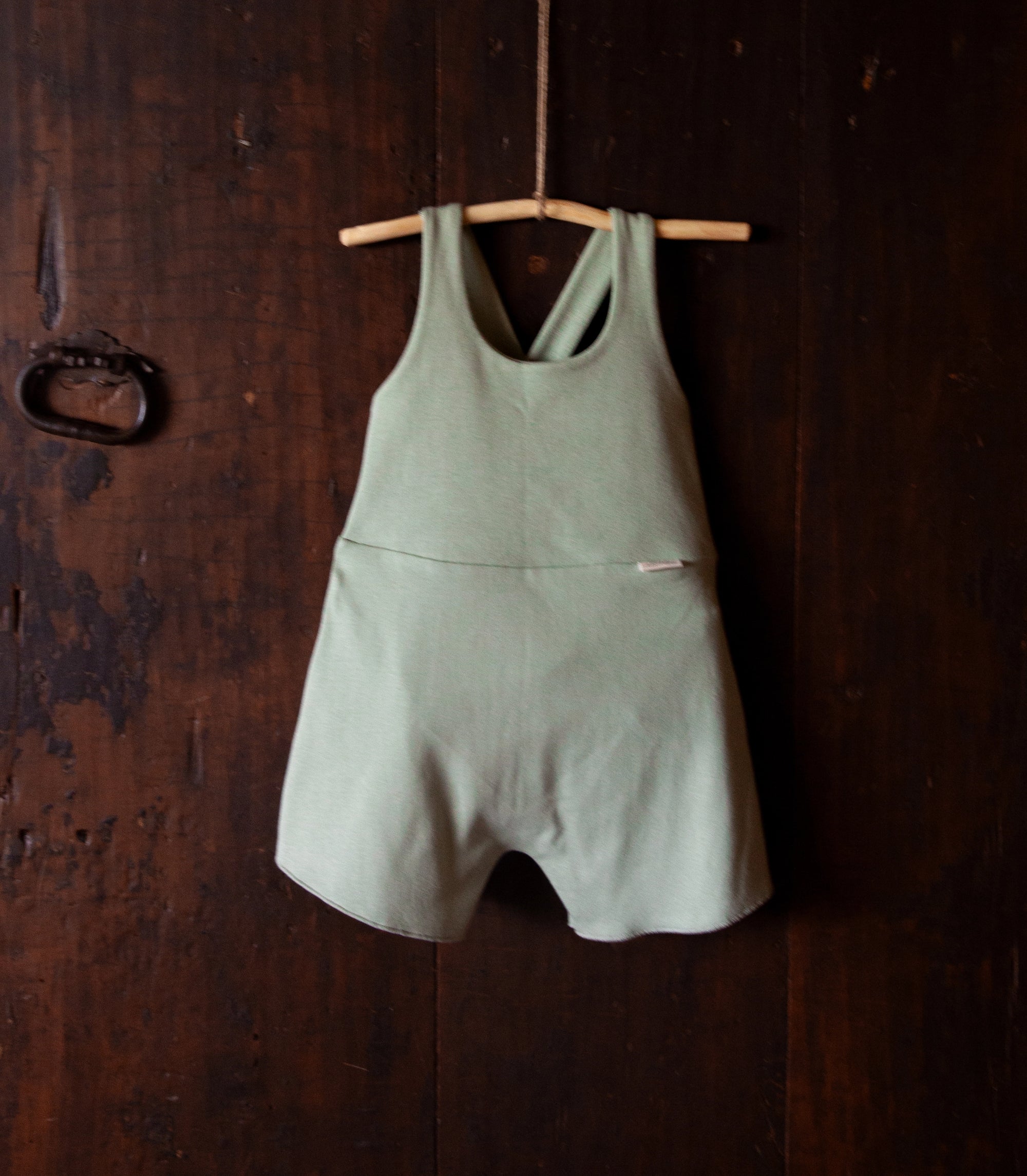 Timeless organic cotton jumpsuit for babywear