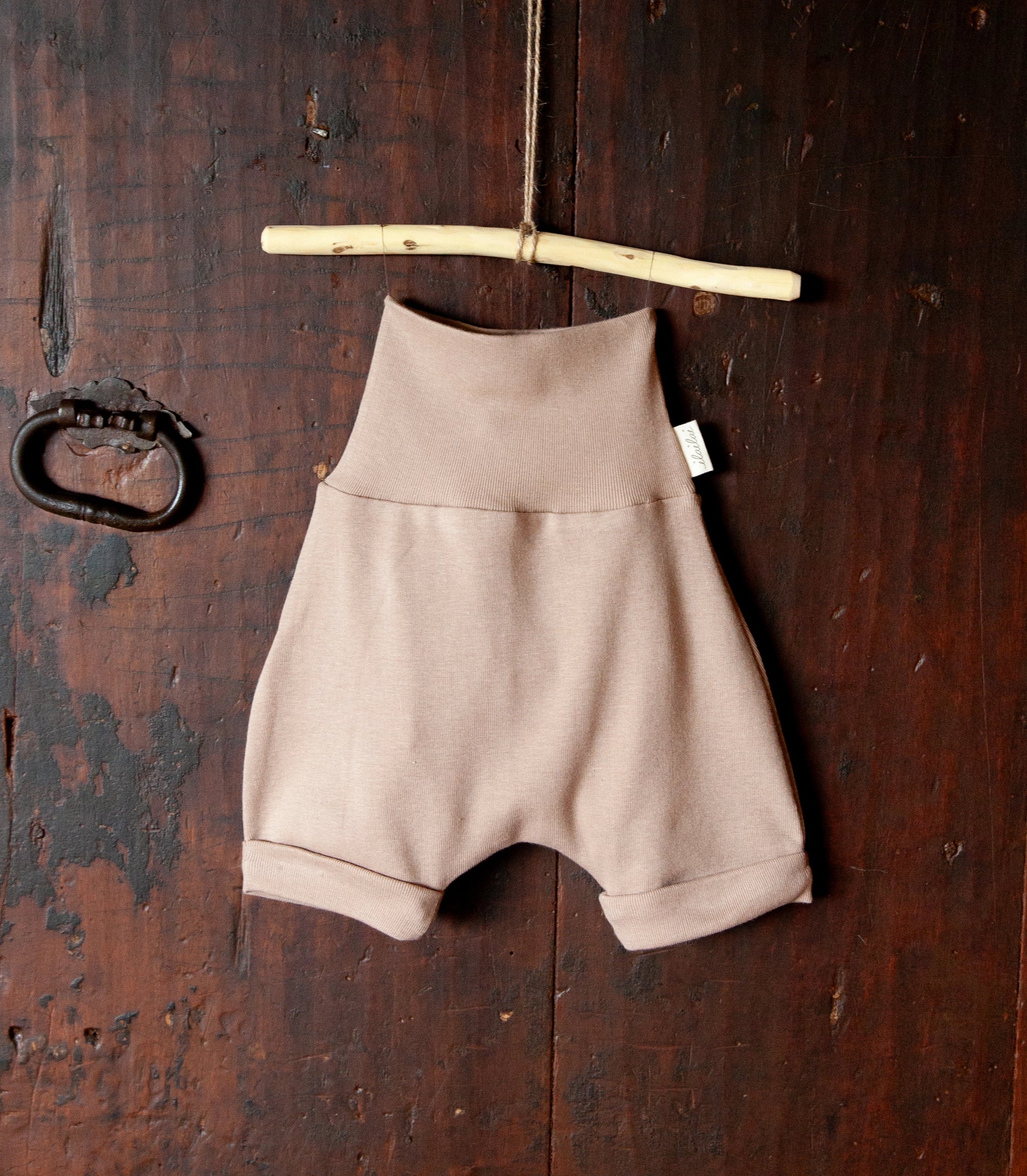 Timeless organic cotton trousers for babies